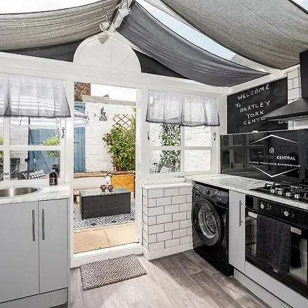 Bartley Central, Walking Distance To Feriehus York